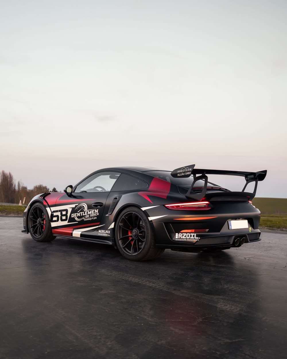 Porsche mit Gentlemen-Beklebung im Abendlicht