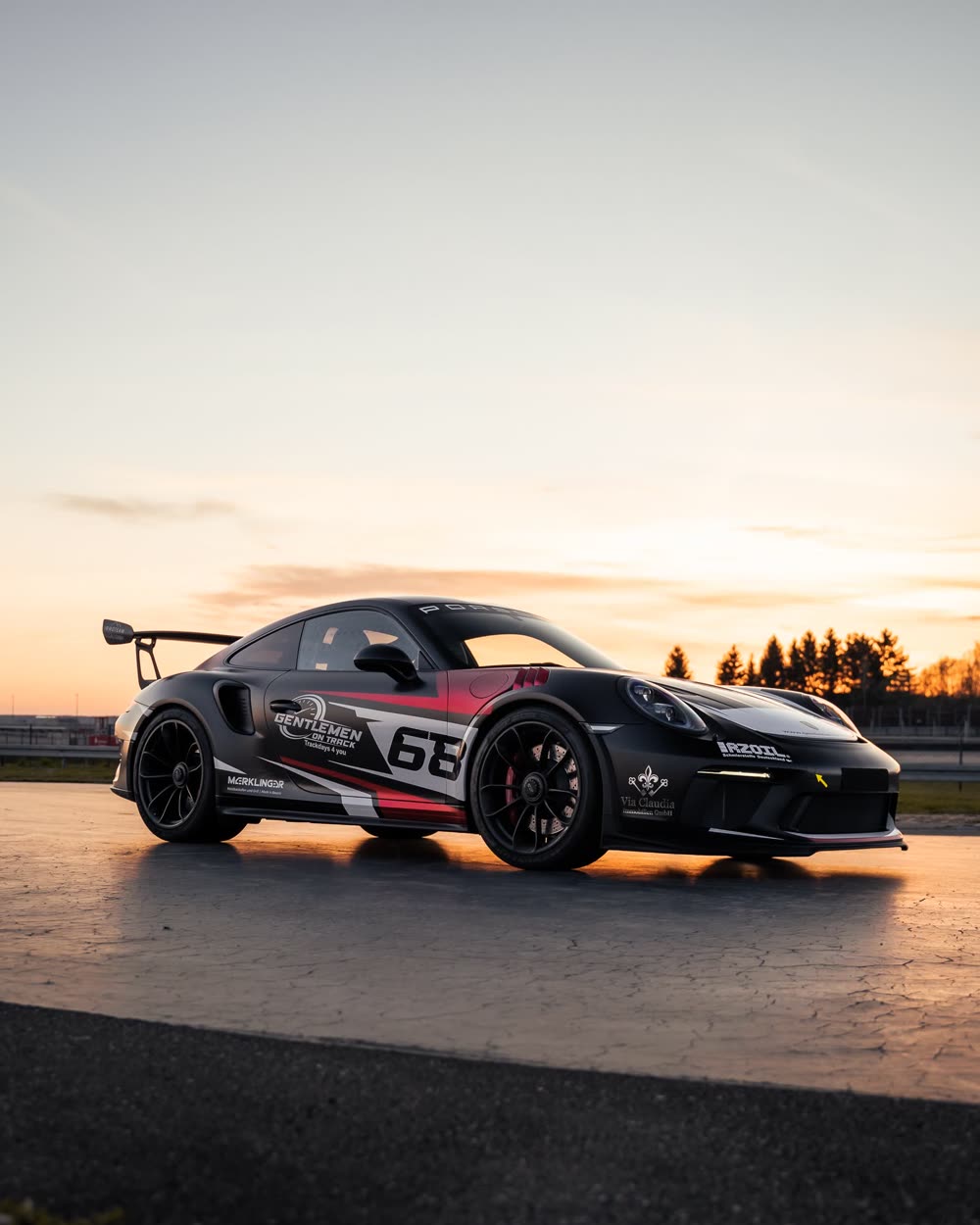 Porsche GT4 mit Beklebung auf der Strecke