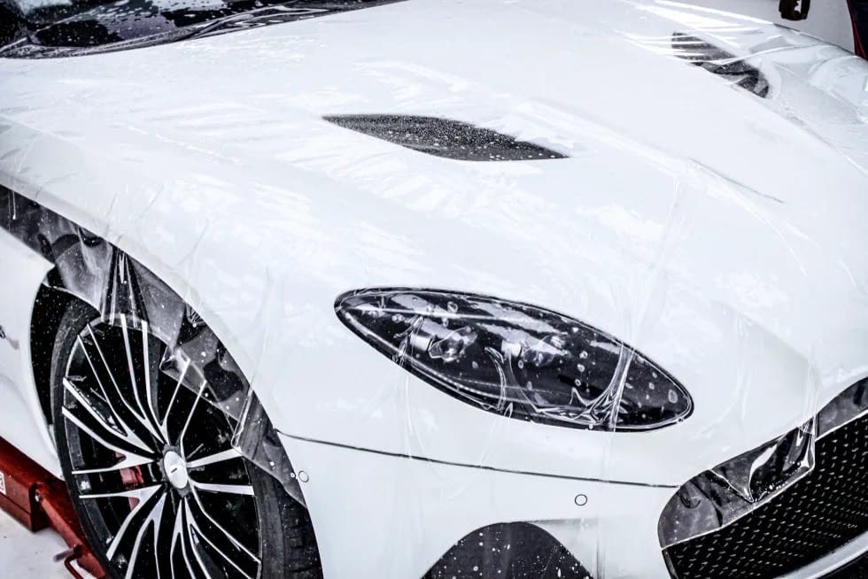Weißer Sportwagen mit Lackschutzfolie