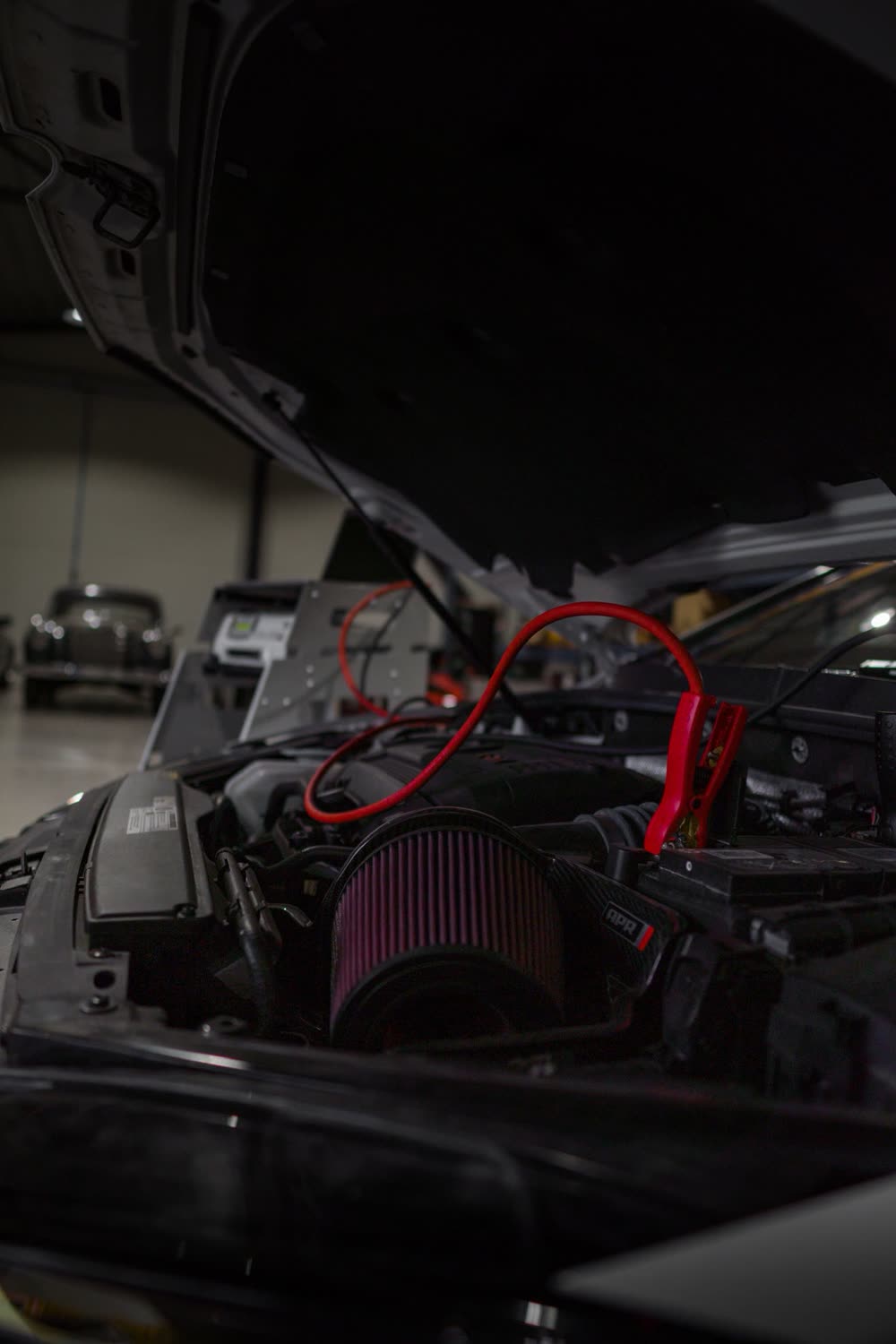 Motorraum mit offenem Sportluftfilter