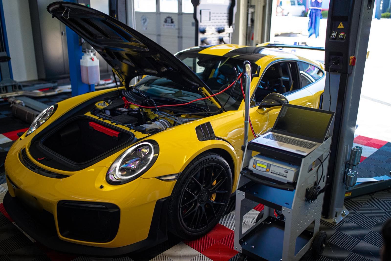 Porsche 911 GT2 RS mit geöffneter Haube bei der Softwareoptimierung