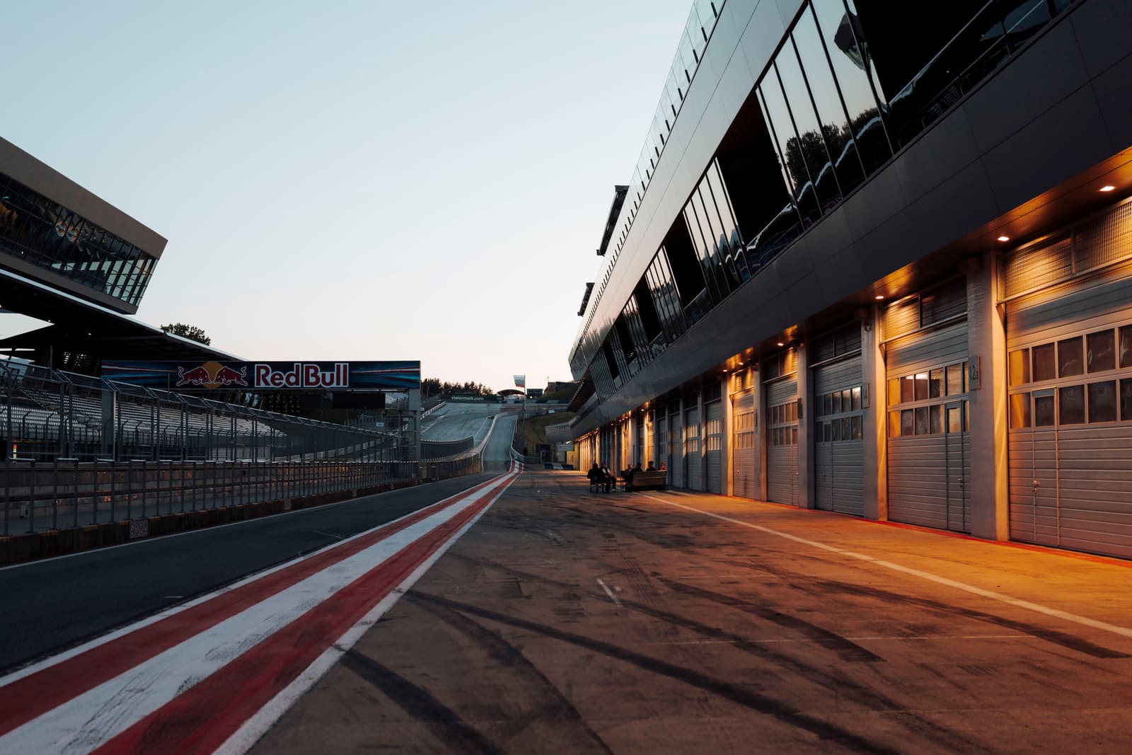 Boxengasse am Abend, Red Bull Ring 2026