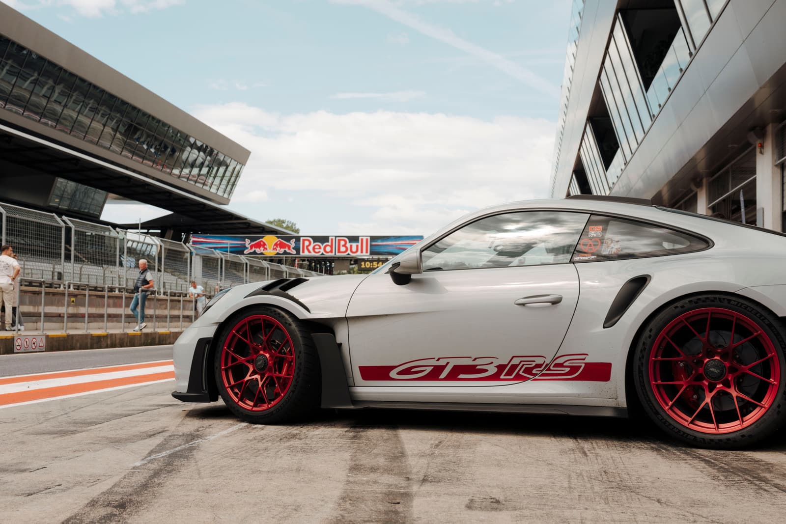 Porsche 911 GT3 RS in der Boxengasse, Red Bull Ring 2026